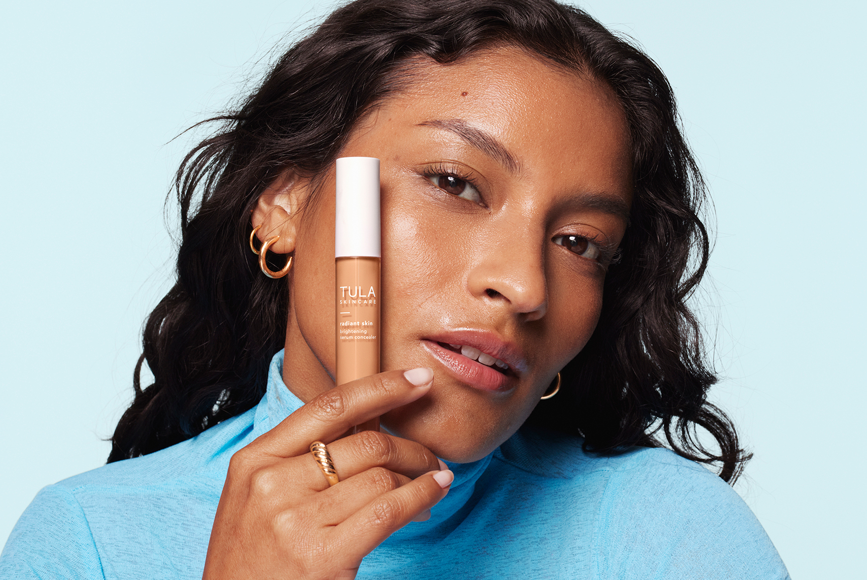 230426_RSConcealer_Nina_Holding_Product_1489-crop